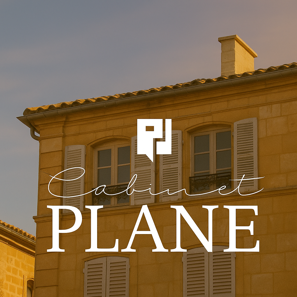 mage représentant un immeuble en Occitanie sous la lumière du sud, symbolisant la stabilité patrimoniale et les avantages de la SCI en 2025, avec le logo du Cabinet Plane.